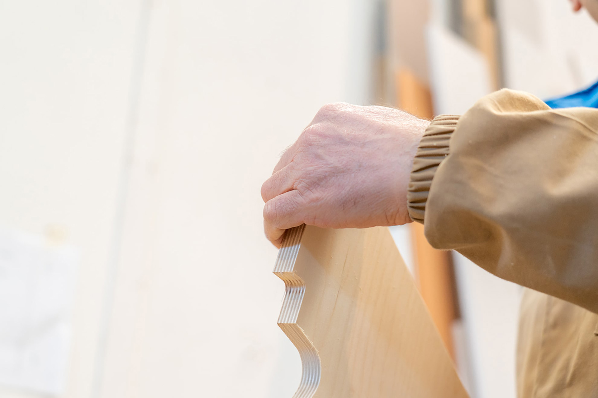 Tecnico all'opera per la produzione di mobili personalizzati in legno a Milano