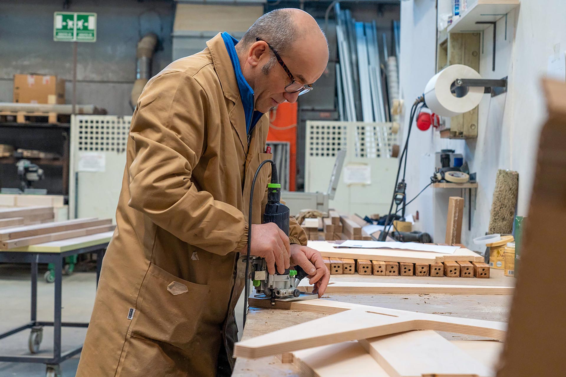 Artigiano al lavoro per la produzione di arredo made in Italy per la casa a Monza Brianza